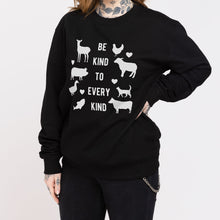 Laden Sie das Bild in den Galerie-Viewer, Be Kind To Every Kind Ethisches veganes Sweatshirt (Unisex)