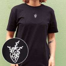 Laden Sie das Bild in den Galerie-Viewer, Ethisches veganes T-Shirt mit aufgesticktem VO-Logo (Unisex)