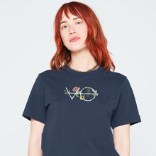 Laden Sie das Bild in den Galerie-Viewer, Botanical VO T-Shirt (Unisex)