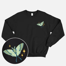 Charger l&#39;image dans la galerie, Sweat-shirt végétalien Dark Forest Luna Moth (Unisexe)