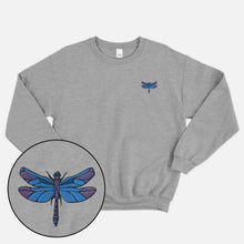Laden Sie das Bild in den Galerie-Viewer, Sweatshirt mit bestickter Libelle (Unisex)
