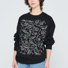 Charger l&#39;image dans la galerie, Sweat-shirt végétalien aux champignons de la forêt sombre (unisexe)