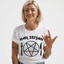 Laden Sie das Bild in den Galerie-Viewer, Hail Seitan Ethisches veganes T-Shirt (Unisex)