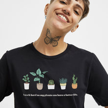 Charger l&#39;image dans la galerie, Je travaille dur pour que mes plantes puissent avoir une vie meilleure T-shirt (unisexe)