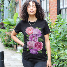 Laden Sie das Bild in den Galerie-Viewer, Peonies T-Shirt (Unisex)