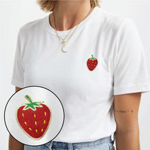 Charger l&#39;image dans la galerie, T-shirt brodé aux fraises (unisexe)