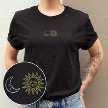 Charger l&#39;image dans la galerie, T-shirt végétalien éthique brodé Soleil et Lune (Unisexe)