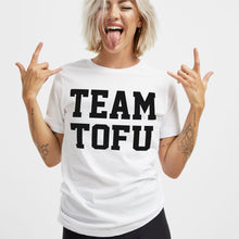 Laden Sie das Bild in den Galerie-Viewer, Team Tofu ethisches veganes T-Shirt (Unisex)