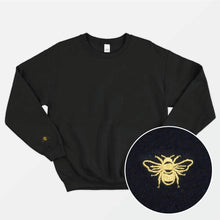 Laden Sie das Bild in den Galerie-Viewer, Winziges besticktes Bumble Bee ethisches veganes Sweatshirt (Unisex)