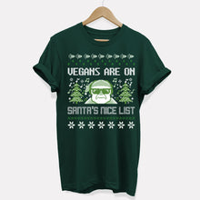 Laden Sie das Bild in den Galerie-Viewer, Vegans Are On Santa&#39;s Nice List Veganes Weihnachts-T-Shirt (Unisex)