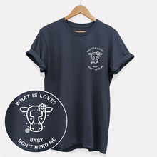 Laden Sie das Bild in den Galerie-Viewer, Was ist Liebe? Baby Don&#39;t Herd Me Corner - Ethisches veganes T-Shirt (Unisex)