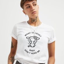 Laden Sie das Bild in den Galerie-Viewer, Was ist Liebe? Baby Don&#39;t Herd Me - Ethisches veganes T-Shirt (Unisex)