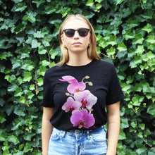 Laden Sie das Bild in den Galerie-Viewer, Orchids T-Shirt (Unisex)