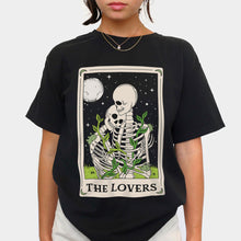 Laden Sie das Bild in den Galerie-Viewer, The Earth Tarot Veganes T-Shirt (Unisex)